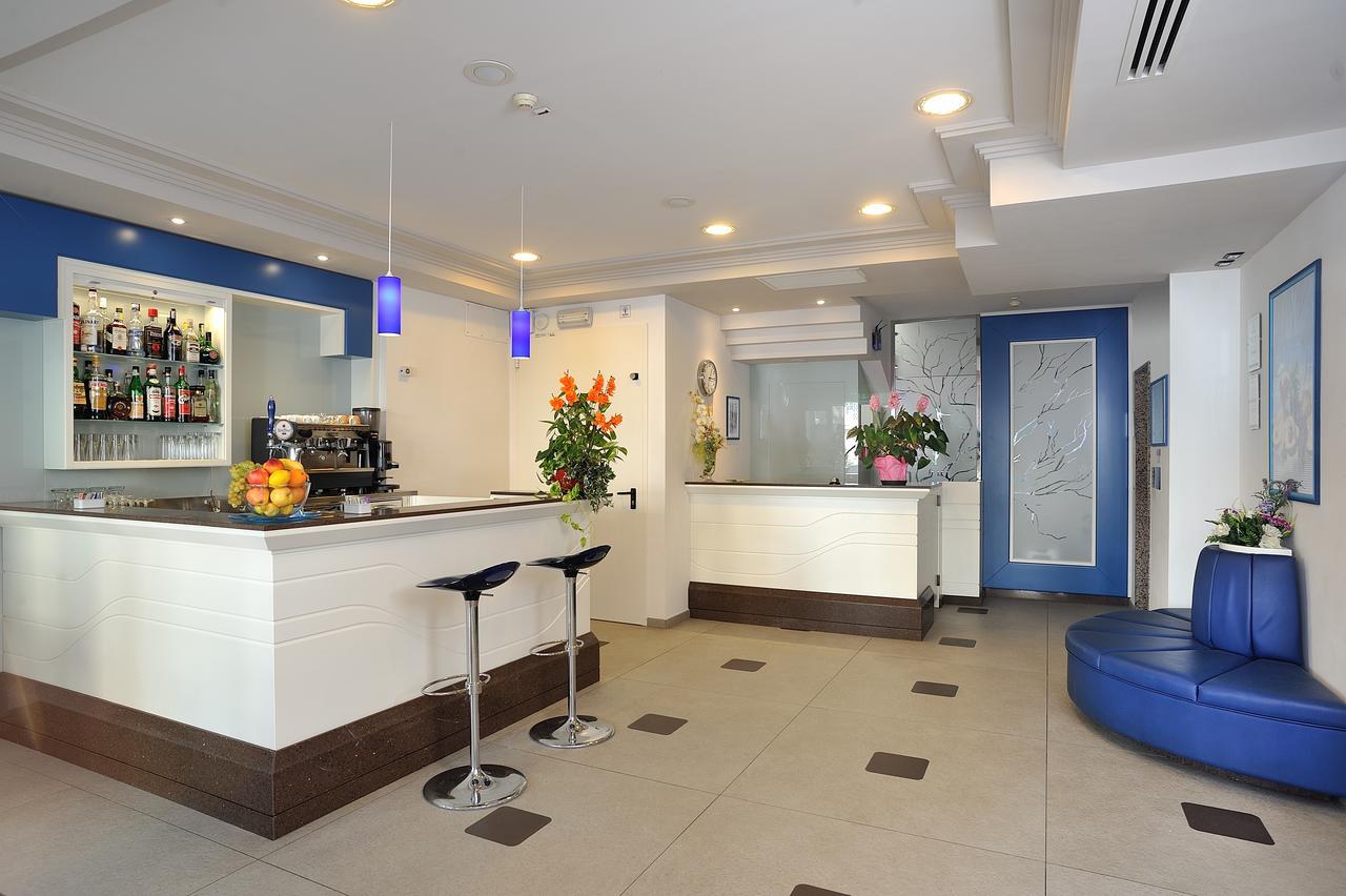 Hotel Amedeo Misano Adriatico Exterior photo